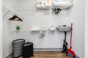 Interior - Mid-century | 5 minutes to Downtown & Broadway |Fitness Gym + Free Parking (Nashville)