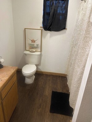 Ein kleines Badezimmer mit Toilette, Waschbecken und Spiegel.