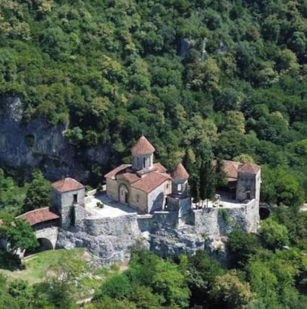 Exterior - Lovely 4-bedroom cottage in superb Kutaisi location perfect for families (Kutaisi)