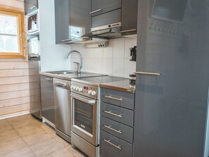 Une cuisine moderne équipée d’appareils électroménagers en acier inoxydable, d’un four encastré et d’un évier.