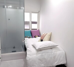 A bedroom with a bed, a window, and a shower area. - 4-min Walk Sinsa Station PRIVATE STUDIO #Gangnam #Central #Clinic #Treatment (Seoul)