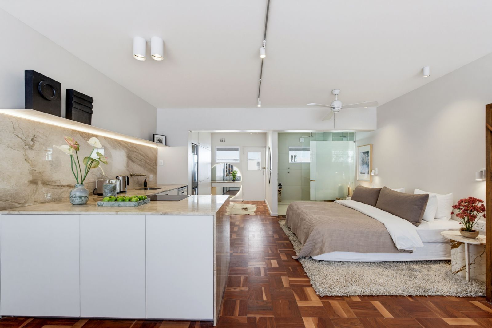 Un intérieur moderne comprenant une cuisine, une chambre et une salle de bain.