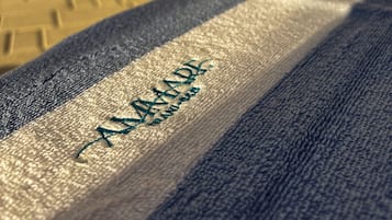 Un gros plan d’un tissu texturé orné d’un motif et d’un dessin réalisé à la main.