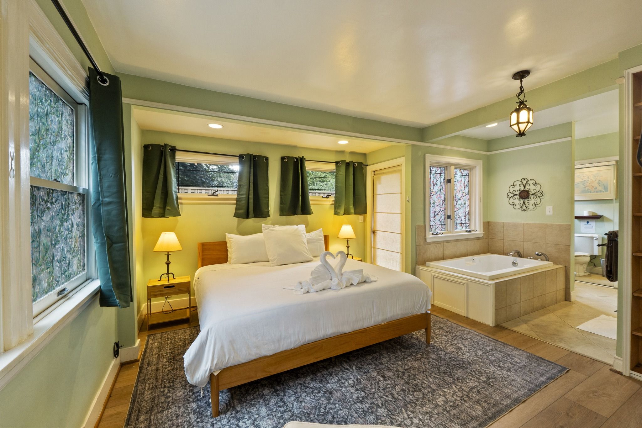Entire 6BR Victorian - Sleeps 16 - Jetted Tub, Decks, Garden