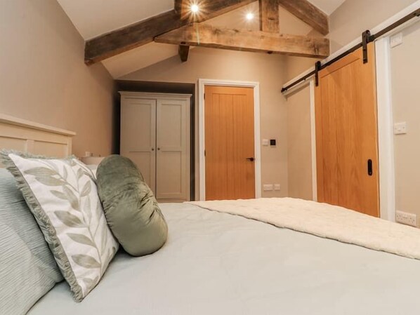 Una camera da letto con un letto, un armadio e una porta.