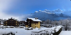 A snow-covered mountain village with wooden buildings and a clear view of the mountains. - Chamonix Gaillands (Chamonix-Mont-Blanc)