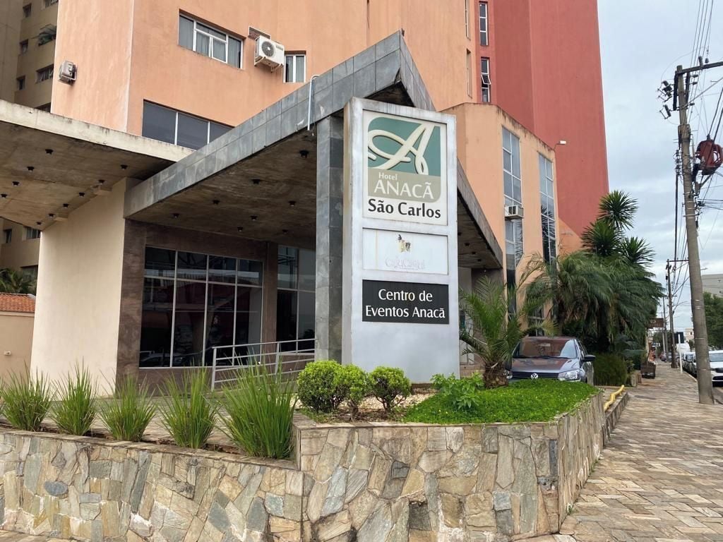 A hotel sign with a logo and the name 'Anacã São Carlos.'
