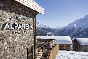 Outdoor dining - Hotel Alparena and Spa (Montvalezan)