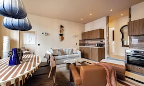 Une cuisine moderne avec des meubles en bois et un four encastré.