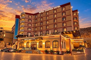 The Petra Canyon Hotel with a restaurant named Khalil Restaurant. - Petra Canyon Hotel Petra (Wadi Musa)