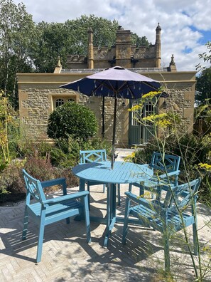 Outdoor dining - Castle in the Cotswolds (Shipston On Stour)