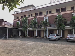 Exterior - Hotel Mirabell and Convention Hall (Kepanjen)