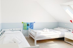 A room with two beds, a skylight, and a red lamp. - Holiday home with 3 bedrooms (Timmendorfer Strand \/ Niendorf)