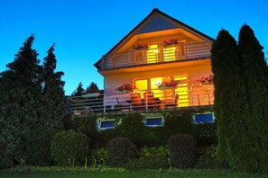 A two-story building with a balcony, surrounded by greenery. - Villa in Balatonfüred with swimming pool (Balatonfüred)