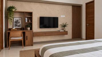 Un dormitorio con una cama, un escritorio con silla, un televisor y un armario.