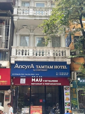 A hotel with a balcony and signage for Ancyra Tam Tam Hotel by Continent. - Silver Quarter Hanoi Hotel (Hanoi)