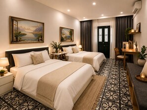 Une chambre d’hôtel avec deux lits, un bureau, une chaise, une bibliothèque et une vue sur l’extérieur.
