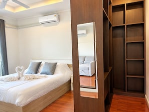 Ein Hotelzimmer mit Bett, Schrank und Spiegel.