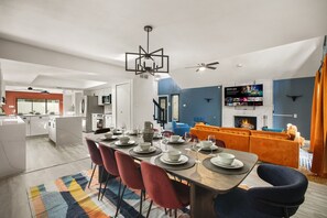 Ein moderner Wohnbereich mit Essplatz, Küche und Sitzgelegenheit.