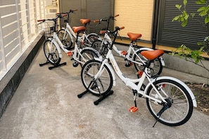 A row of white bicycles with brown seats parked on a concrete surface. - Opening Sale | Private Rental House | 3 Minutes to the Beach, 5 Minutes to the Station | Ideal for Sightseeing in Enoshima and Kamakura (藤沢市)