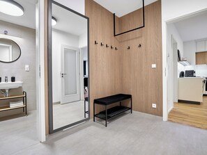 Ein modernes Interieur mit einer Holzwand, einer Bank und einer Küchenzeile.