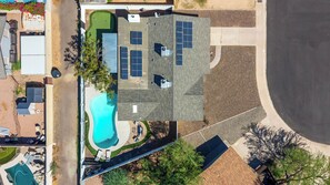 A residential property with a swimming pool, solar panels, and a covered outdoor area. - Sleeps 12, Private Pool,BBQ (Tempe)