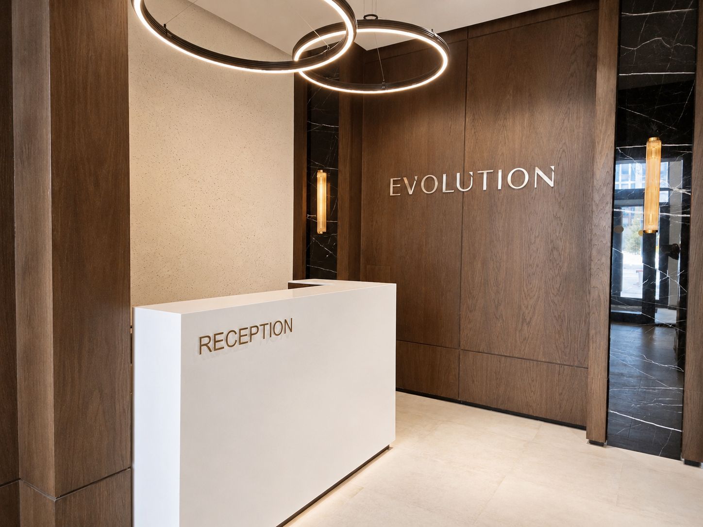 En receptionsdisk med teksten 'RECEPTION', moderne design, en væg med ordet 'EVOLUTION' over og en cirkelformet lampe.
