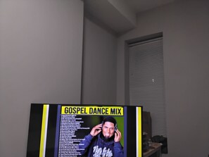 Eine Wand mit einem Plakat mit der Aufschrift 'GOSPEL DANCE MIX', das Songs und Künstler auflistet.