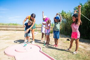 A group of children playing a game outdoors with a pink game board. - Mobile home for 4 to 6 people at a 5-star campground. Pets allowed (Torreilles)