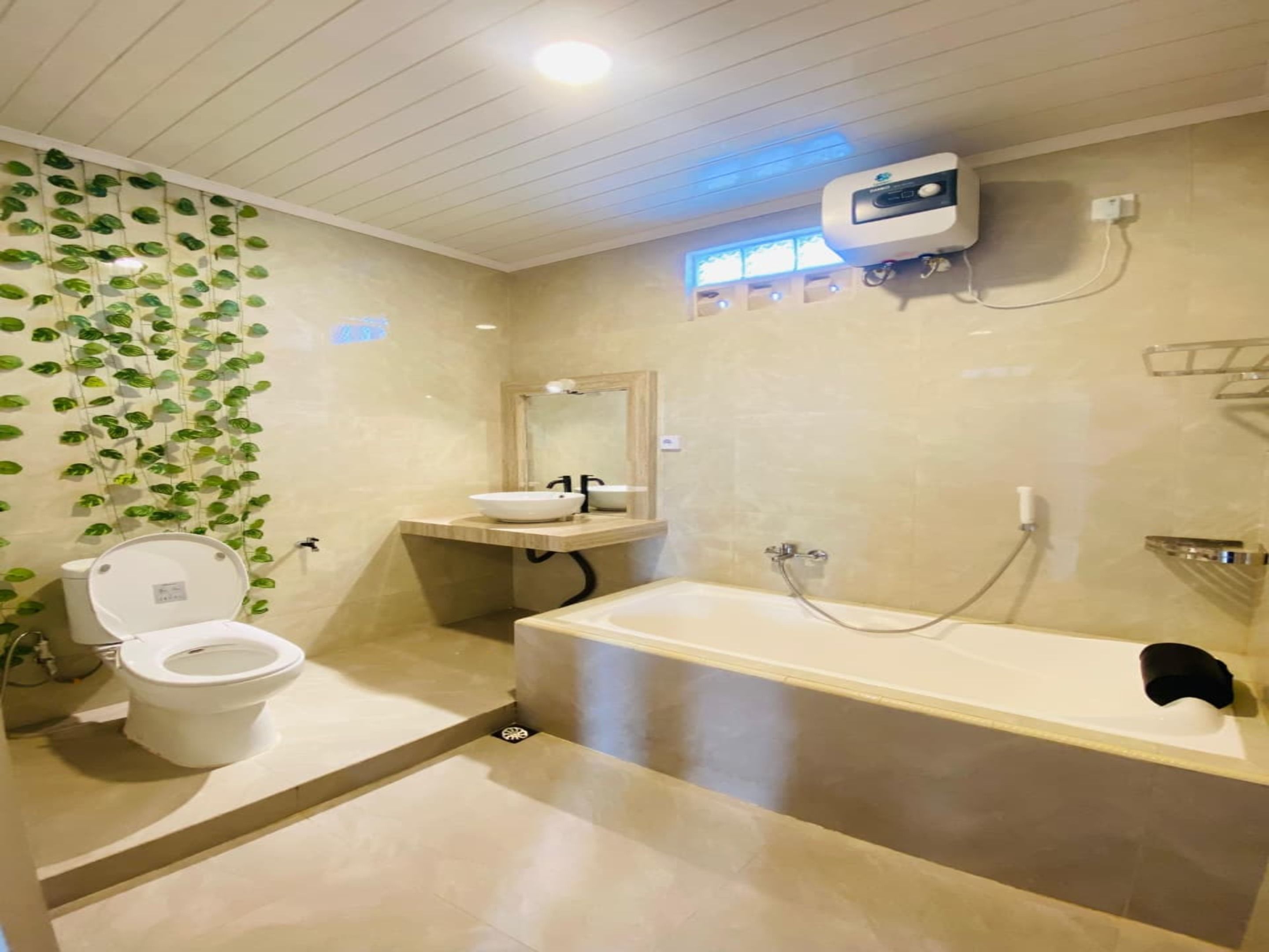 A bathroom with a toilet, sink, and bathtub.