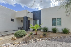 A modern house with a patio, a small garden with various plants, and a clear sky. - Modern Rio Rico Home Near Nogales & Lake Rec! (Rio Rico)