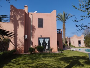 A building with a flat roof, a satellite dish, and a pool. - STUNNING VILLA - 4 BEDROOMS - PRIVATE POOL - QUIET LOCATION (Unknown)