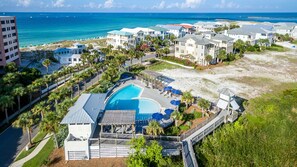 Un complexe hôtelier doté d’une piscine, de villas en bord de mer et offrant une vue sur l’océan.