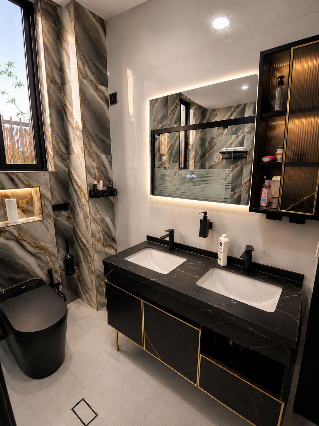 Ein modernes Badezimmer mit zwei Waschbecken, einem großen Spiegel und einer Toilette.
