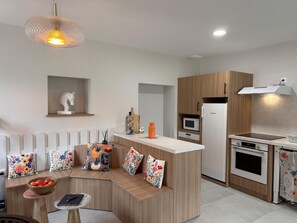 A modern kitchen with a built-in stove, microwave, and oven. - Independent house, pets welcome - 8 guests (La Celle)