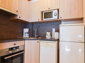 A kitchen with a microwave, coffee maker, toaster, dishwasher, and refrigerator. - South view apartment, pets welcome - 4 guests (Valloire)