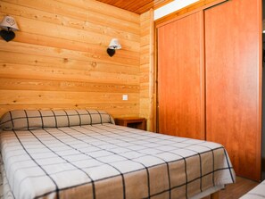 A wooden room with a bed, a nightstand, and a wardrobe. - Apartment pet-friendly - 5 guests (Valloire)