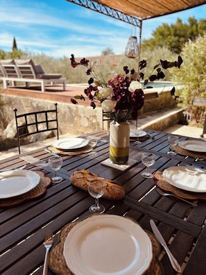 Outdoor dining - Vrbo Property (Saint-Hilaire-d'Ozilhan)