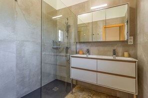 Bathroom - Vrbo Property (Saint-Hilaire-d'Ozilhan)