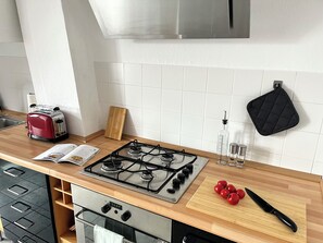 Private kitchen - Schlossstube - Cozy Old Town Apartment with a Balcony Right on the Market Square (Torgau)