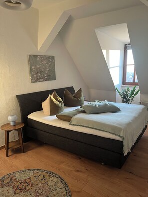 Room - Schlossstube - Cozy Old Town Apartment with a Balcony Right on the Market Square (Torgau)