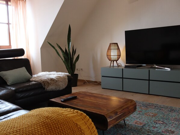 Living area - Schlossstube - Cozy Old Town Apartment with a Balcony Right on the Market Square (Torgau)