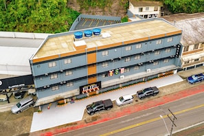 A multi-story hotel with a flat roof, outdoor parking, and a visible sign for the hotel. - Palace Hotel Eliel (Blumenau)