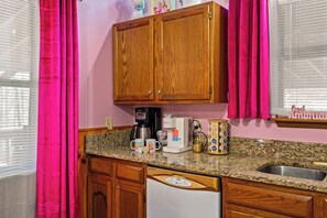 Interior - Dolly Vibes|Private|Hot Tub|Karaoke|Beauty Room (Sevierville)
