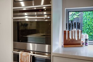 Private kitchen - Raven Retreat | Pet Friendly | Movie Room (Ocean Grove)