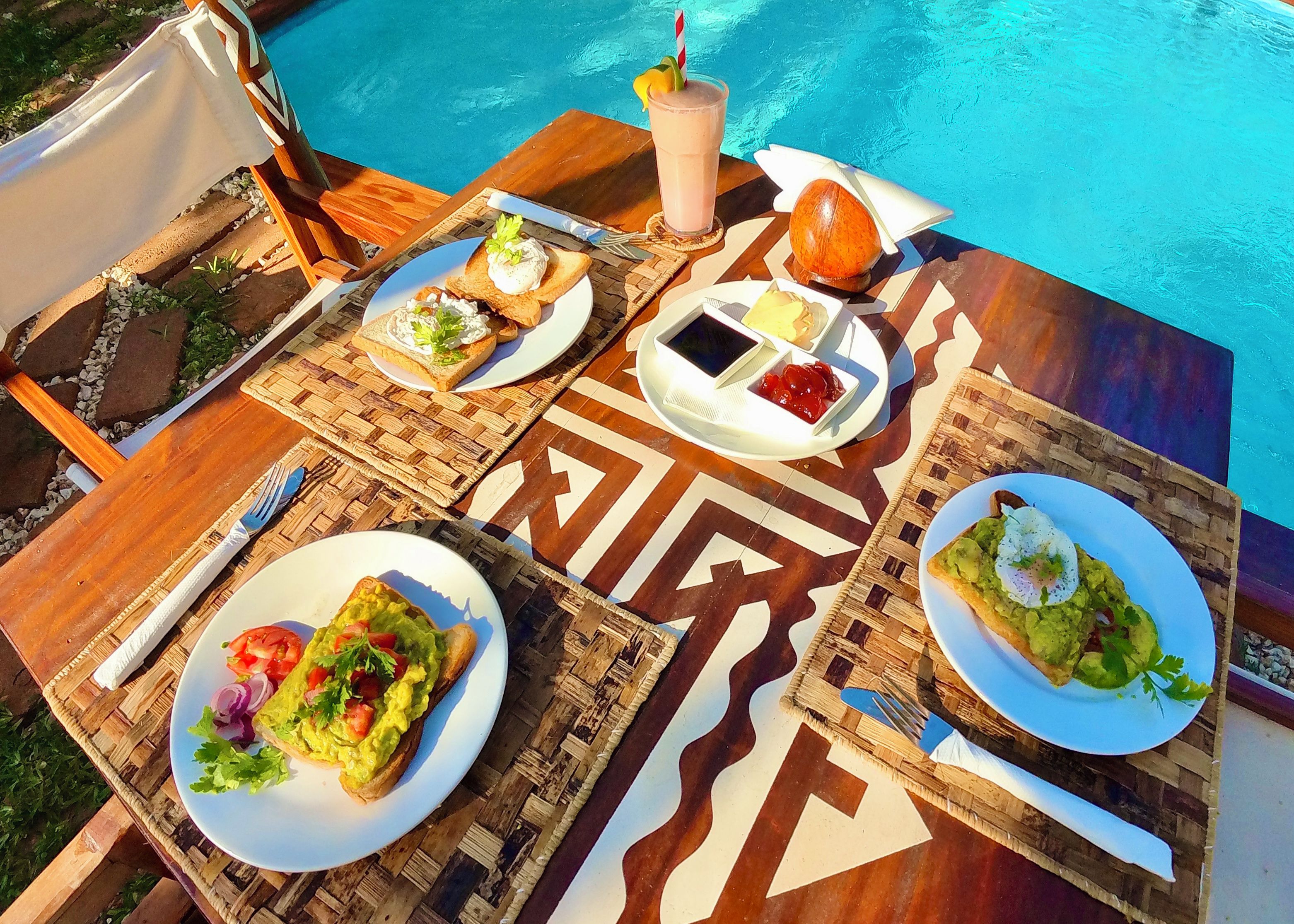 Une table avec différents plats, une boisson et une noix de coco.