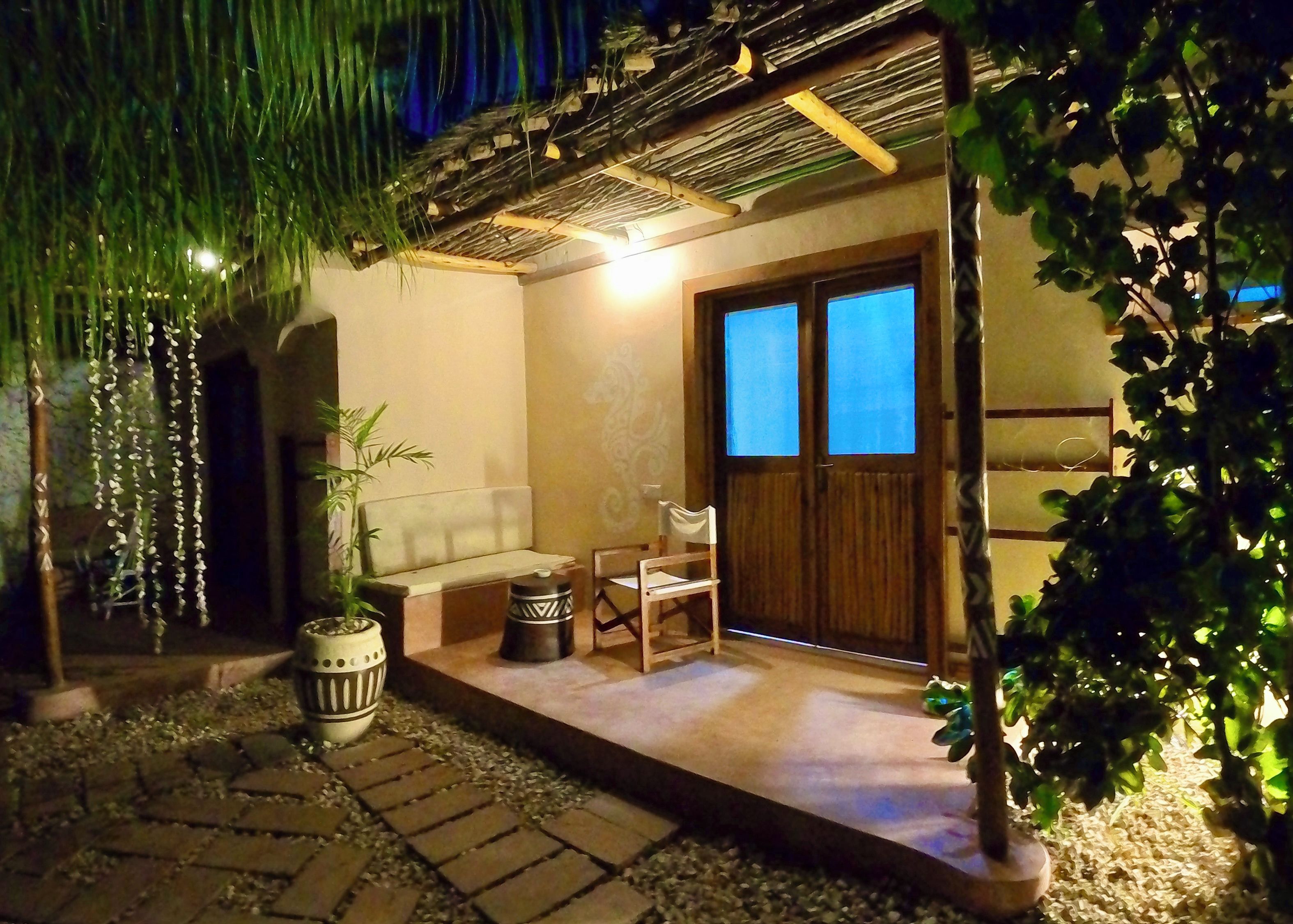 Un espace patio aménagé avec des sièges, une porte et une petite table.