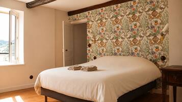 Quarto com cama, janela e porta.