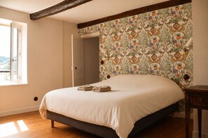 Room - Family Home in the Heart of the Brionnais Region (Écoche)