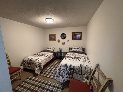 Northwest Prairie lodge ND Crosby Suite